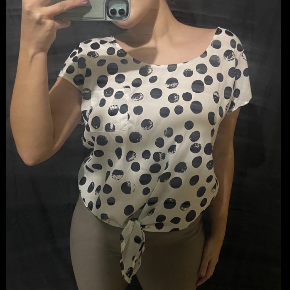 🚨 2/$10 🚨 polka dot top